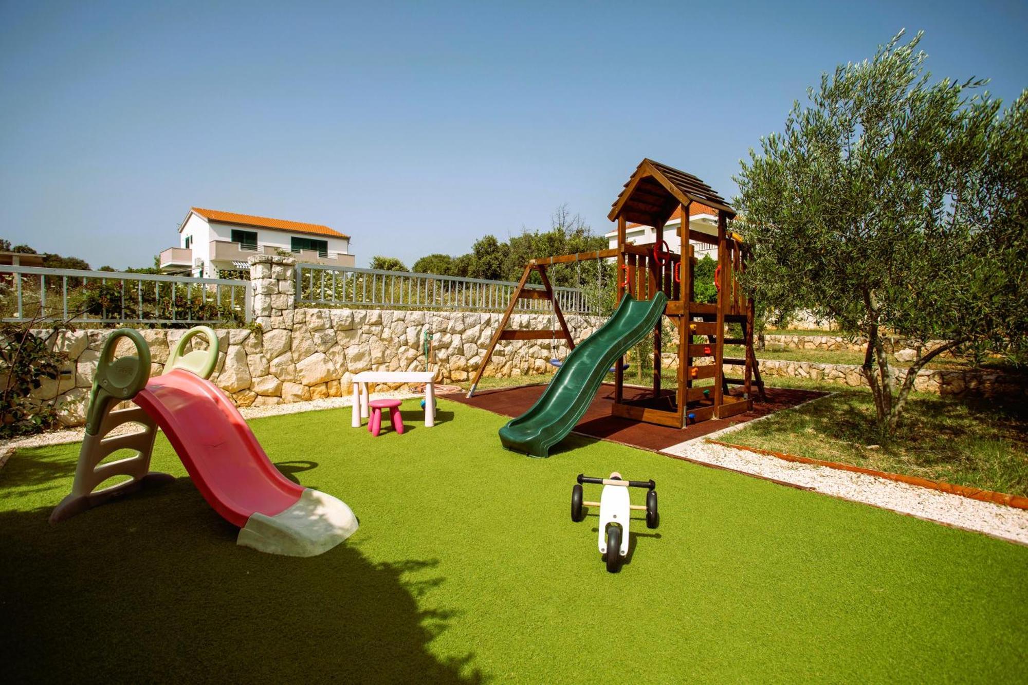 Holiday House Nena With Pool Винишче Экстерьер фото
